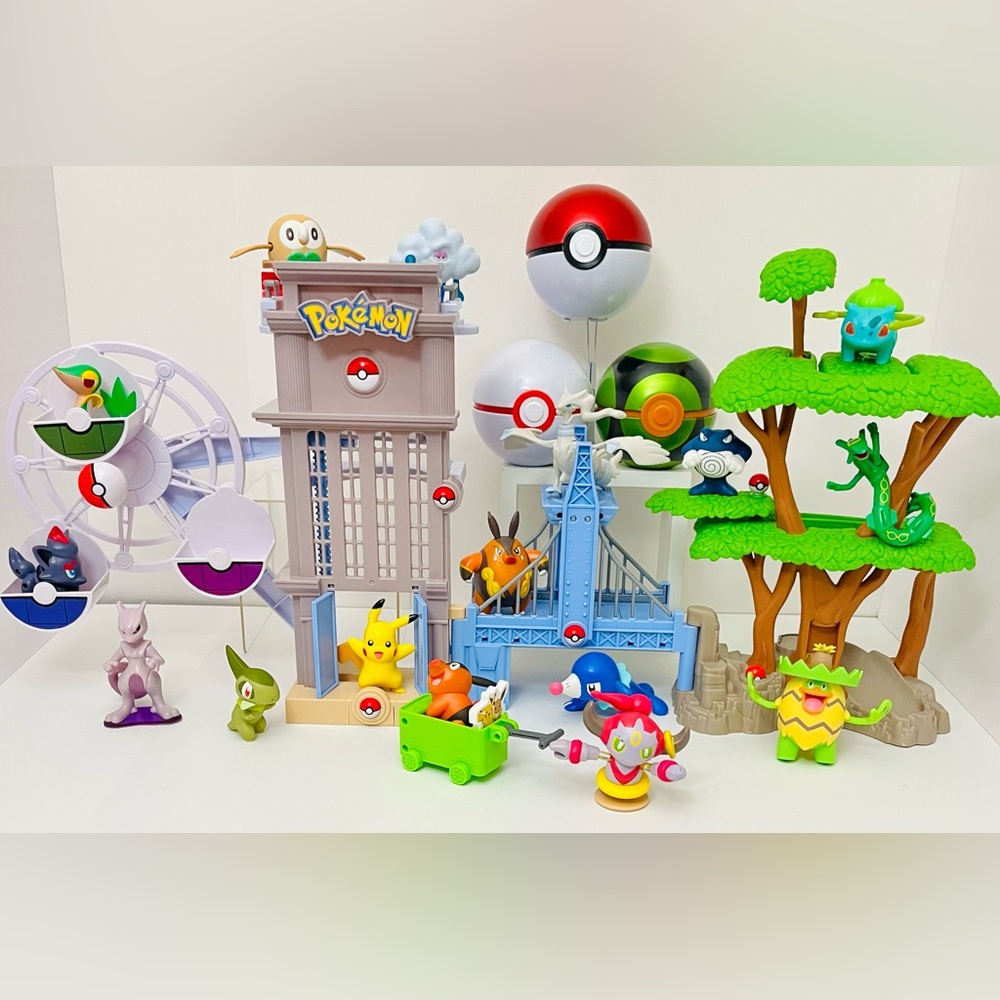 Pokémon Unova Region Playset + 18 Pokemon Figures + 3 Tin Poke Balls